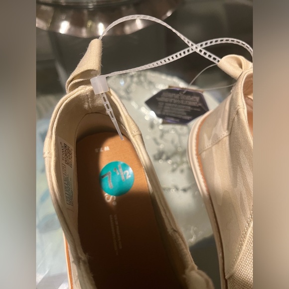 TOMS
Women's Camo Canvas Mid Cut Slip On Sneakers - Picture 4 of 8